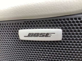 BOSEサウンドシステムを搭載。「良い音を出す」ではなく、その車種のごとに特徴を計算(車種専用設計)し、「反響音」を作り出すことによってどの座席でも自分中心で音が聴こえ、「心地よい空間」を作り出します。
