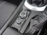 マツダコネクトを操作するコマンダーコントロールです。運転中に自然と手の触れる位置に配置されています。