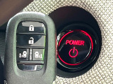 【Hondaスマートキー】カバンやポケットに入れたままでもドアの施錠・解錠が可能なスマートキーを装備。エンジンのオン・オフ時もカギを取り出す必要が無いからとっても便利です♪