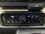 セレクトレバーの左上にプラズマクラスター付き・オートエアコンがついてますので簡単操作で快適に過ごせます。シートヒータースイッチ内蔵で前席の左右別々に2段階で温度設定ができます。