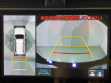 【パノラミックビューモニター】クルマを真上から見下ろした視点で駐車をサポートします!クルマの斜め後ろや真横など、いち早く障害物に気が付くことができます。