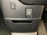 アクセサリーソケットはUSBのアダプターなどをつければ、スマホの充電にも使えます。周辺には物が置けるボックスがついています。
