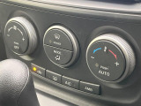【オートエアコン】一度お好みの温度に設定すれば、車内の温度を検知し風量や温度を自動で調整。暑い&hellip;寒い&hellip;と何度もスイッチ操作をする必要はありません。快適な車内空間には必須の機能ですね♪