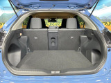 普段のお買い物や通勤、送迎等に十分な荷室スペースを確保しております。セカンドシートを倒すと、大きな荷物の積載も可能です♪