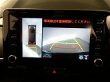 【全周囲モニター】車を上空から見下ろしたような映像をカーナビ画面に映し出し、車庫入れや縦列駐車をサポートしてくれます。