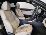 【コックピットシート】BMW車の主役席。車体中央にくる様に配置し車両重心とが一致する事でドライバーと車との一体感あるドライビングを実現。人間工学に基づき形成した形状が長時間のドライブ疲労も軽減します!