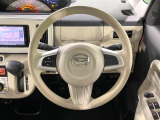 インテリアに合わせたデザインのステアリングは、運転される方のことも考え、運転しやすい形状、大きさです。是非一度、実際に触ってお確かめください。