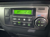 オートエアコン付きなので一度、気温を設定すれば自動的に過ごし易い温度に調整してくれますよ。 車内をいつでも快適空間にしてくれます。