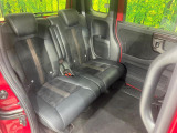 後部座席も気になるようなキズ・汚れやへたり等、大きなダメージはなく、良好な状態です。