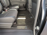 【後部座席のフロアマット】後部座席も純正フロアマット付きです。こちらも大きなスレや傷、汚れなどなく綺麗な状態です。