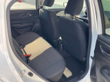 リヤシートも全車消毒済み。足元も広々。ドアには小物を収納できる便利な【リヤポケット】付。