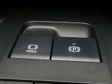 電動パーキングブレーキを搭載。スイッチ操作でパーキングブレーキを作動・解除することができるので操作の力が不要です。