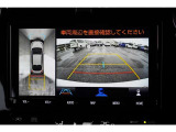 【パノラミックビューモニター】 後退時に車両の後ろ側を表示するだけでなく上から見たような映像で車庫入れなどバックする際に安心です。