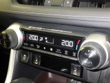 左右独立温度コントロールフルオートエアコンです。運転席、助手席それぞれで独立して温度設定ができます。冷え性の方が乗っても安心ですね♪