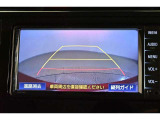 バックガイドモニター(バックモニター)付き。車両後方の映像をナビ画面に表示し、駐車などの後退操作をサポートします。