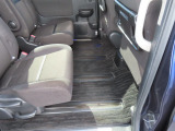 【後部座席のフロアマット】後部座席も純正フロアマット付きです。こちらも大きなスレや傷、汚れなどなくこちらも綺麗な状態です。