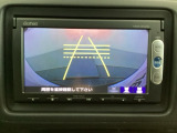 バックでの車庫入れも安心です! リアカメラが付いているバックモニター付のナビを装備しております。操作線もついており距離感も画面から確認できます。