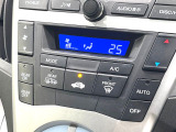 【オートエアコン】一度お好みの温度に設定すれば、車内の温度を検知し風量や温度を自動で調整。暑い&hellip;寒い&hellip;と何度もスイッチ操作をする必要はありません。快適な車内空間には必須の機能ですね♪