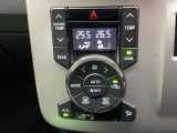 【左右独立型フルオートエアコン】運転席と助手席でそれぞれお好みの温度に設定可能。同乗者にも配慮した、快適な空調をお届け致します。