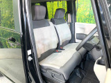 運転席シート廻りは使用感も少なく、良好な状態となっています。前オーナー様が丁寧に使っていたことがよくわかりますね。