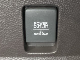 アクセサリーソケットはUSBのアダプターなどをつければ、スマホの充電にも使えます。周辺には物が置けるボックスがついています。