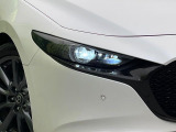 【LEDヘッドライト】悪天候や夜間走行時も良好な視界を確保し安心して運転できる高輝度LEDヘッドライトを装備!点灯速度が早く、消費電力も抑えられています。
