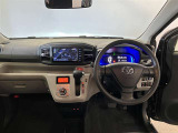 運転席周りのレイアウトをご覧ください。ナビゲーションが綺麗に装着されすっきり収まってますね!