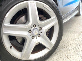 ●純正20インチアルミホイール:輸入車ならではの卓越した走りを支えるホイールと足回りです!日本車の走りに慣れている方にもぜひ体感して頂きたいほど、高いレベルでまとまっています!