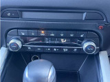 左右独立温度コントロールフルオートエアコンです。運転席、助手席それぞれで独立して温度設定ができます。冷え性の方が乗っても安心ですね♪