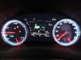とっても見やすいメーターです。夜間時はラグジュアリーな気分にさせてくれる照明が魅力ですので、夜のドライブも楽しみになりますよ♪