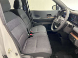 ゆったりと座れる運転席シートですのでストレスなく運転が出来ますよ!