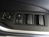 パワーウィンドウスイッチで運転席から全席の窓の開閉ができます。