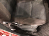 痛みの出やすい運転席シートの角、フロアマット、座面、ともに良好です