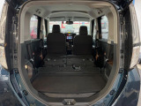 ラゲッジルームは、大容量のスペースを確保。普段のお買い物からレジャーまで、幅広く活躍してくれます!また、リアシートを倒すことでバリエーション豊かにお使いいただけます。