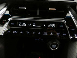 温度の感じ方は、個人差がありますね。運転席、助手席で独立して温度設定のできる左右独立温度コントロールのフルオートエアコン装備です。