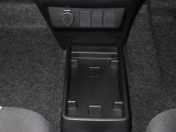 センターフロアトレイ。ティッシュ箱を置いた下にも携帯電話などを収納できる空間があります。さり気ない気遣いを感じられます。