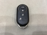 リモコンエンジンスターターを装備しています。操作キーはスマートキーも兼用しており、鍵を差し込むことなくドアロックの開け閉めと、スタートボタン操作でのエンジンスタートができます。