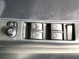 【電動格納ミラー】サイドミラーは電動格納式となっており、狭い駐車場でもキズがつくリスクを抑えられます。