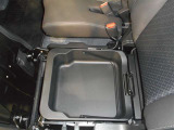 【助手席シートアンダーボックス】座面下にも収納スペースがあります。持ち運び可能で意外と便利な収納スペースです!