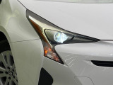【LEDヘッドライト】悪天候や夜間走行時も良好な視界を確保し安心して運転できる高輝度LEDヘッドライトを装備!点灯速度が早く、消費電力も抑えられています。