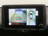 パノラミックビューモニター搭載。カメラで車両周囲の状況を映し出すため、狭い場所での駐車などに役立ちます。