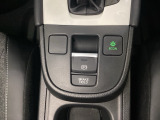 セレクトレバーの下に電子制御パーキングブレーキがあります。スイッチひとつで、停車した地点の傾斜などをシステムが検知・判断してブレーキ力を自動的に最適制御し、しっかり停車できるパーキングシステムです。