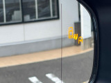 【ブラインドスポットモニター】走行中、ドアミラーの死角になりやすい箇所に後続車が接近するとサイドミラーのレンズに警告を表示!ドライバーに注意喚起をしてくれます。