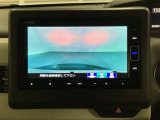 ギヤをR(バック)に入れるとナビの画面に後ろの映像が映るリアカメラ付です。後退時、コンディションが悪い視界でもカラーバックモニターがドライバーをサポートします。