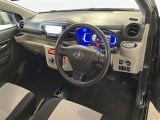 スタイリッシュなデザインのインパネ。各操作スイッチは使いやすい位置に配置されてます。