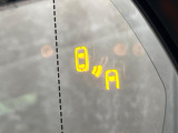 【ブラインドスポットモニター】走行中、ドアミラーの死角になりやすい箇所に後続車が接近するとサイドミラーのレンズに警告を表示!ドライバーに注意喚起をしてくれます。