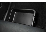 助手席シートアンダートレイ装備!色々収納でき室内もスッキリ!