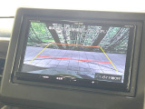 【バックカメラ】駐車時に後方がリアルタイム映像で確認できます。大型商業施設や立体駐車場での駐車時や、夜間のバック時に大活躍!運転スキルに関わらず、今や必須となった装備のひとつです!