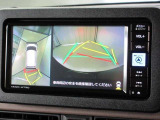 パノラミックビューモニター付きです。車両を上から見たような映像をナビゲーション画面に表示。運転席からの目視だけでは見にくい、車両周辺の状況をリアルタイムでしっかり確認できます。