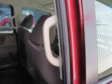 【センターピラーグリップ】お子様や年配の方がラクに乗り降りできるように、後部座席の乗車口には手すりがついています